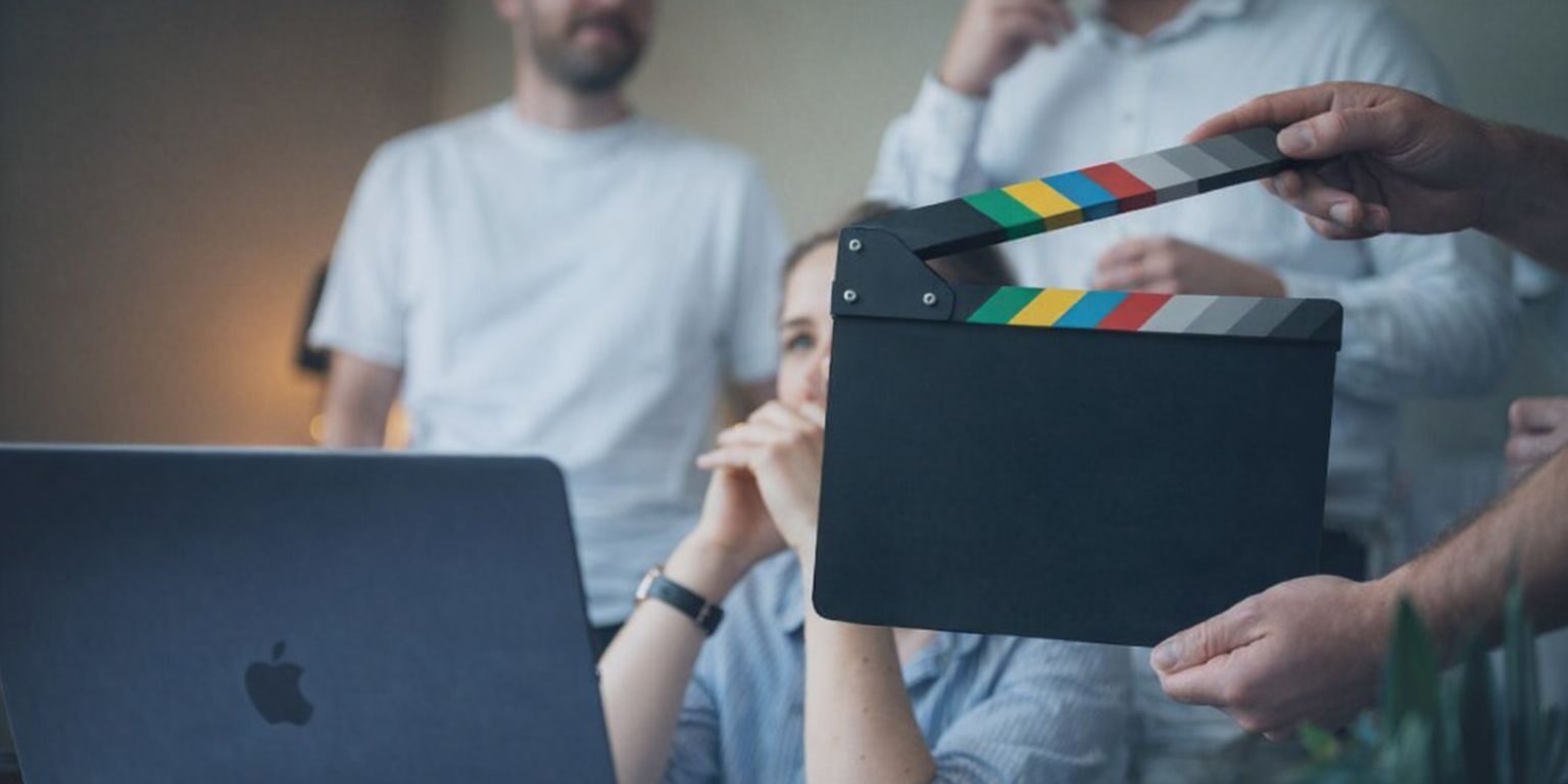 En filmklappa framför ett produktionsteam under en inspelning.
