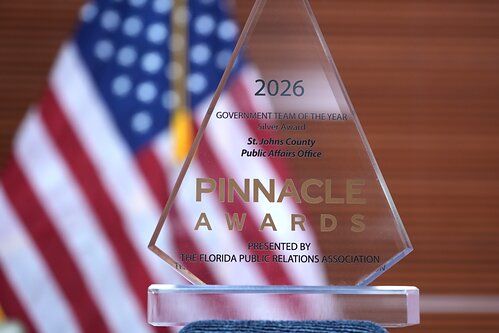 Ett kristallpris från Pinnacle Awards med en amerikansk flagga i bakgrunden.