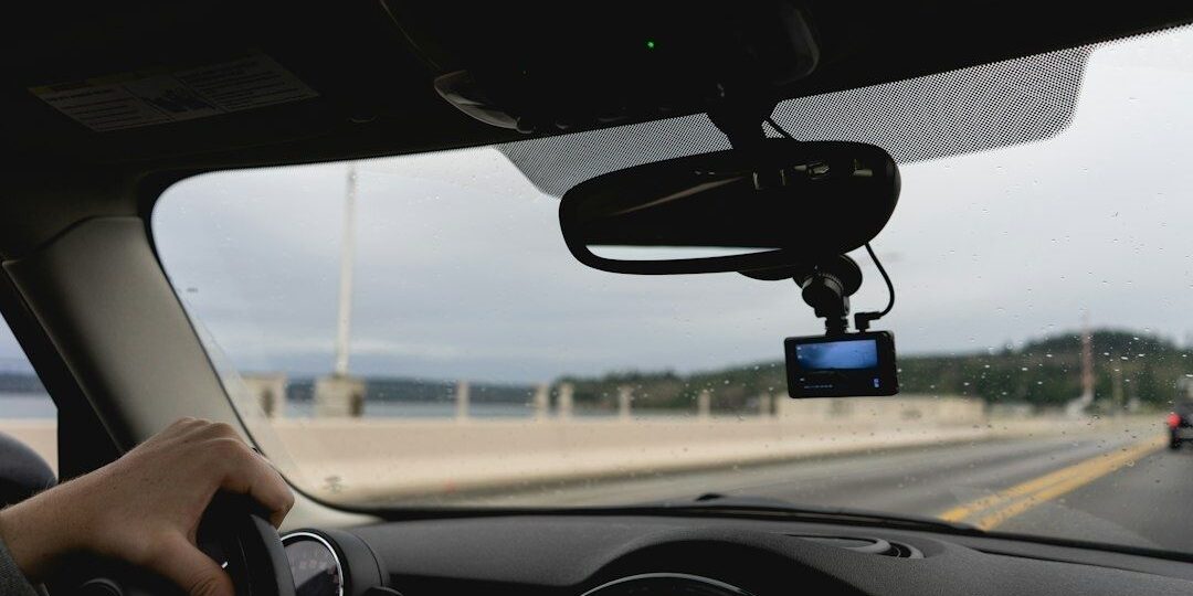 selected-01-micro-sd-card-dashcam-optimized Bil kör på en bro med en dashcam monterad bakom backspegeln
