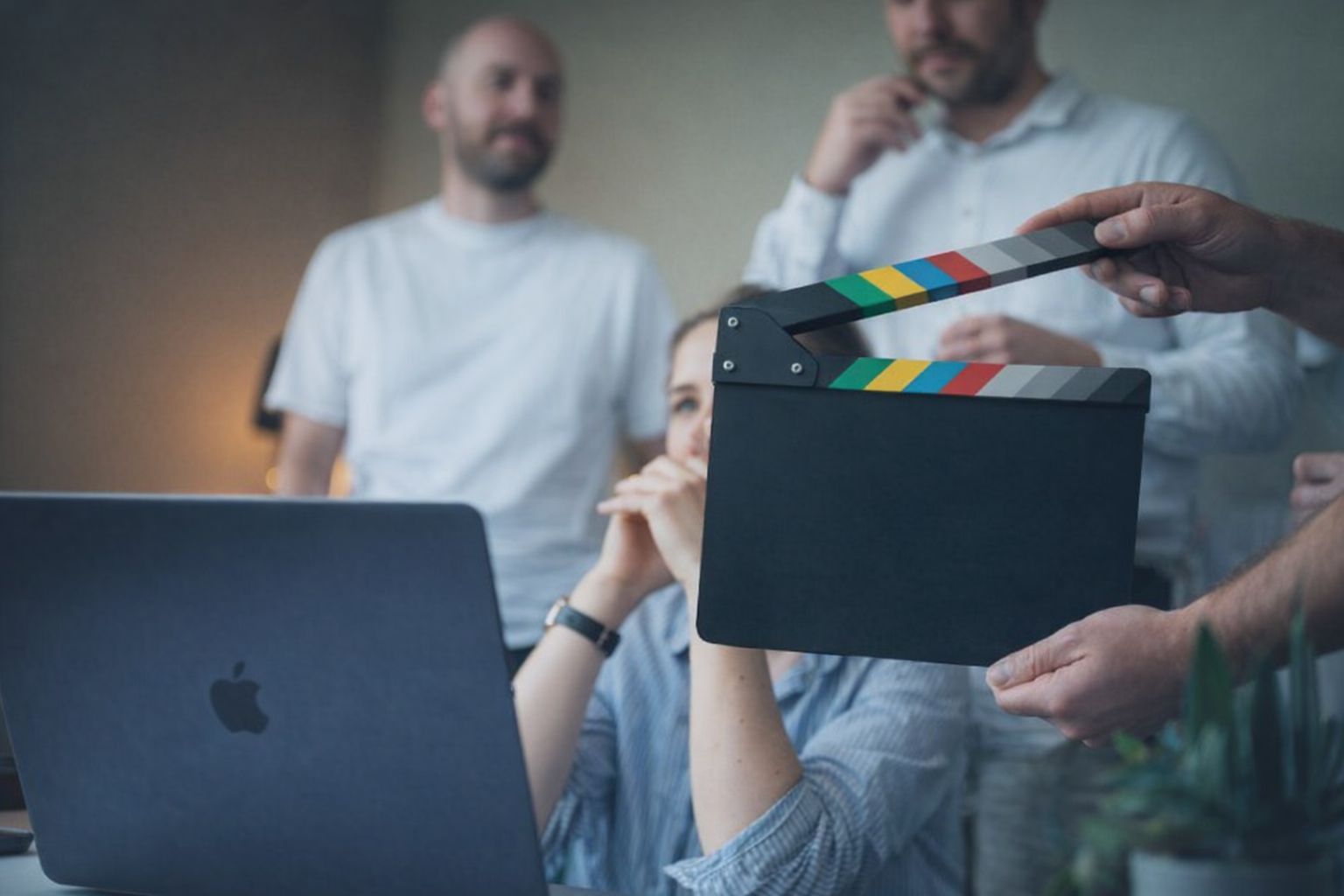 En filmklappa framför ett produktionsteam under en inspelning.