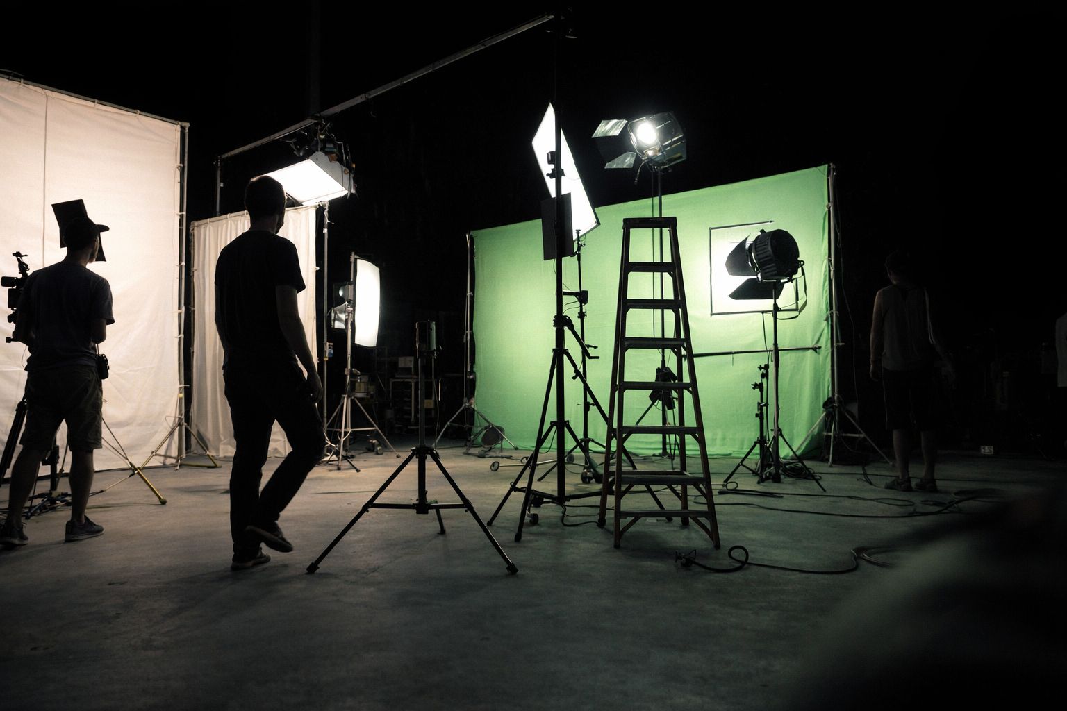 Professionell belysningssetup och greenscreen i en filmstudio.